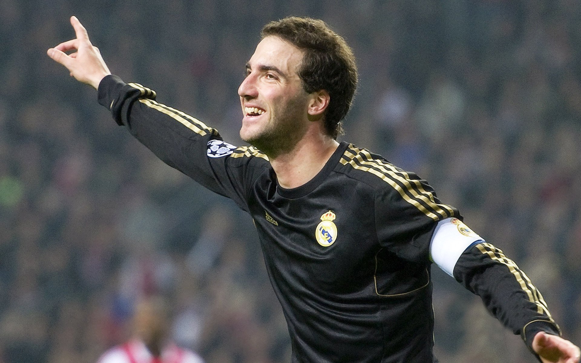 爱游戏官网-球队社媒传播成功，俱乐部商业价值提升，足球社团部门